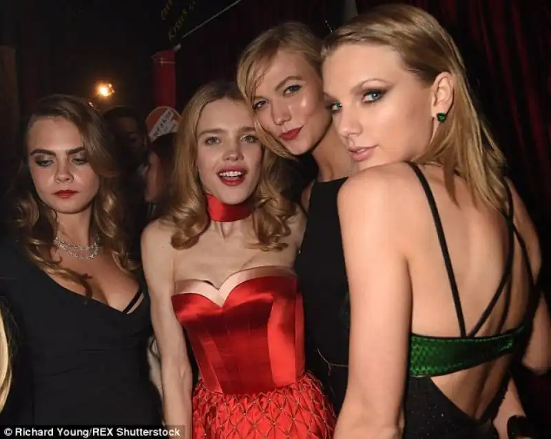 vodianova con colleghe modelle e taylor swift