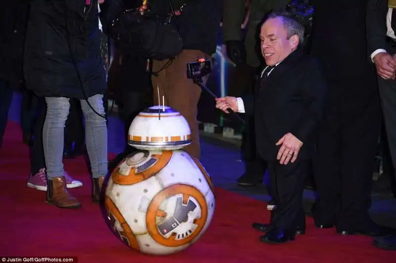 warwick davis con bb 8