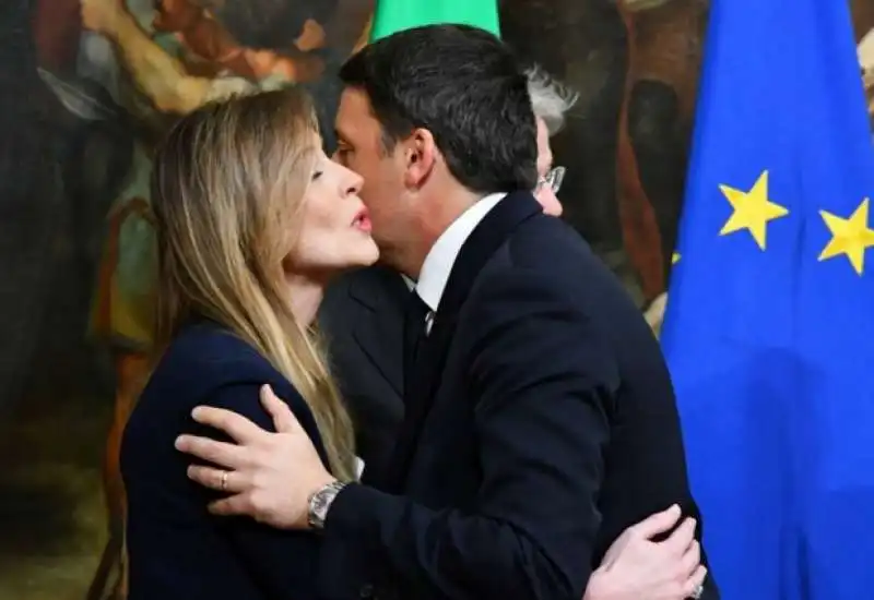 abbraccio tra maria elena boschi e matteo renzi