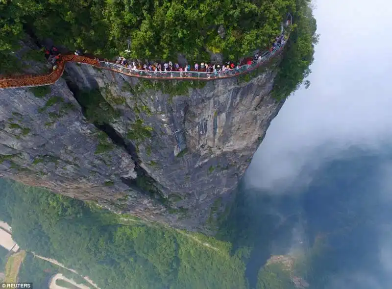 attrazione vertiginosa a zhangjiajie