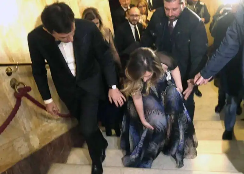 boschi al san carlo inciampa vestito