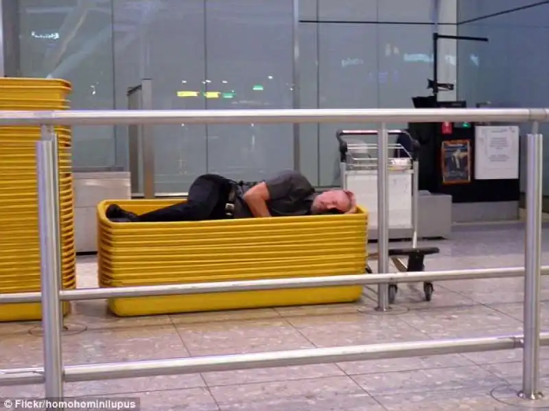 dormire nel portaoggetti in aeroporto