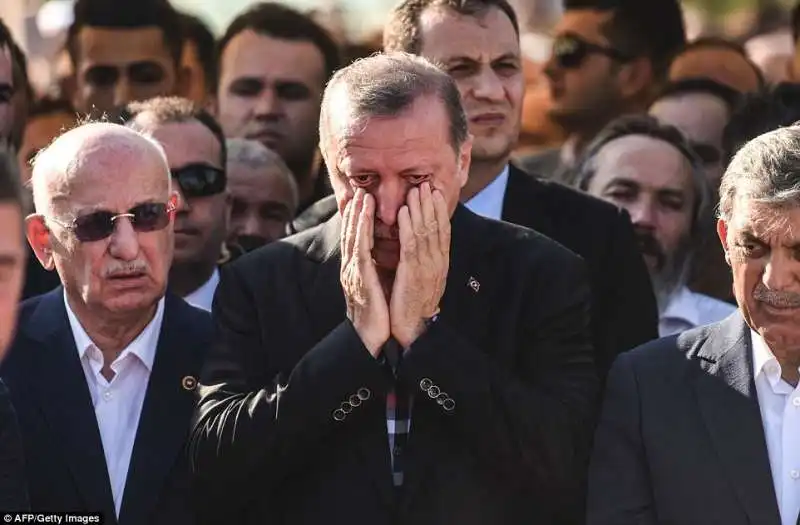 erdogan al funerale delle vittime dell attentato