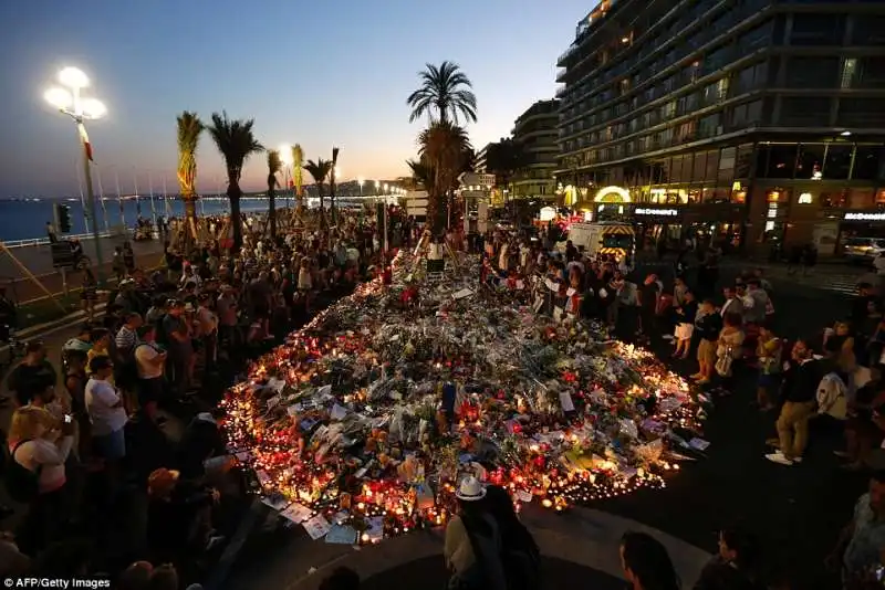 fiaccolata dopo attentato nizza