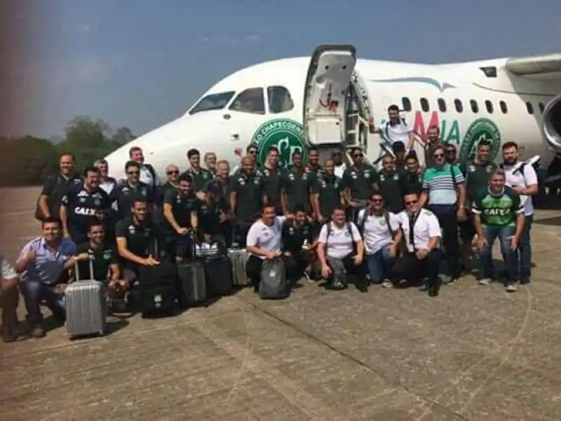 foto di gruppo prima di salire sul jet