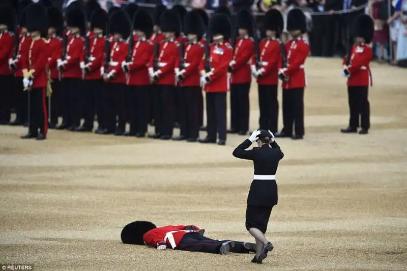 guardia sviene alla parata reale inglese