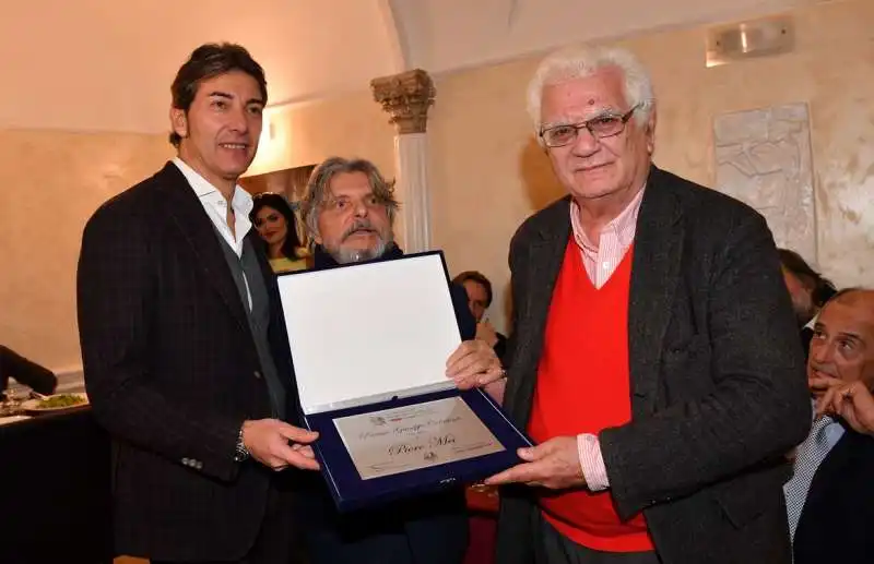 guido dubaldo e massimo ferrero consegnano il premio a piero mei