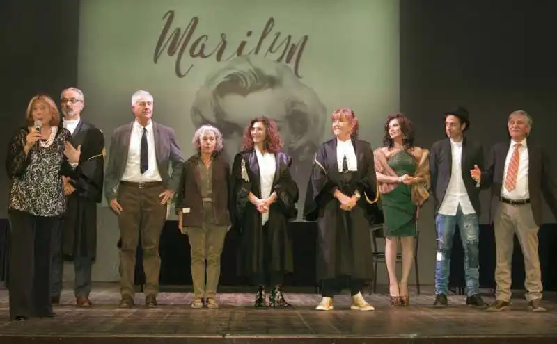 il cast sul palco