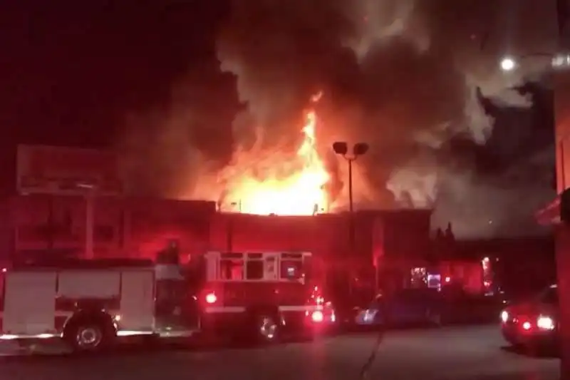 INCENDO A UN RAVE PARTY A OAKLAND  