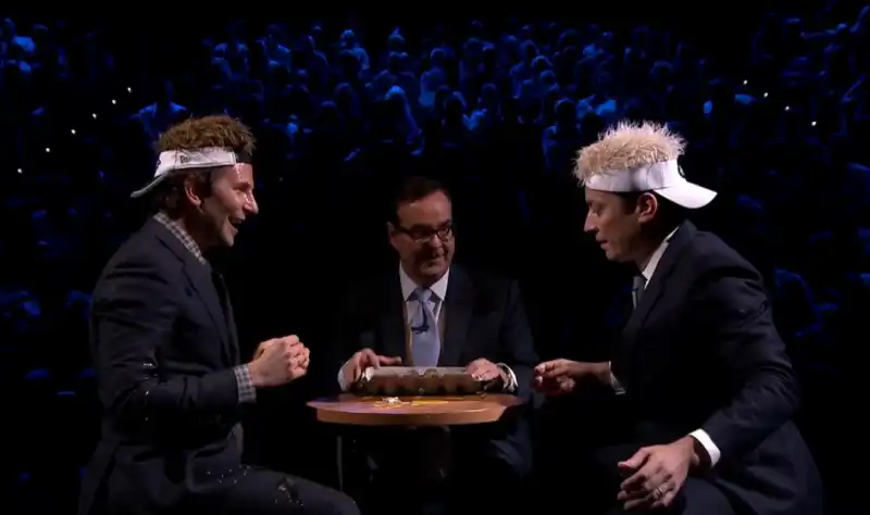 jimmy fallon bradley cooper il gioco delle uova con parrucche