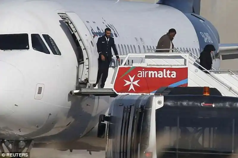 liberi i  passeggeri del volo libico dirottato a malta