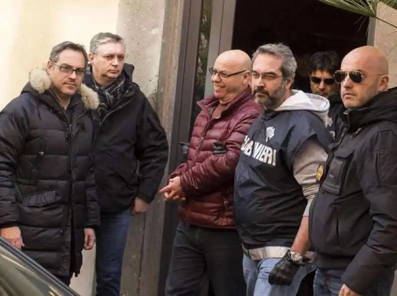 MANLIO  VITALE  DETTO ER GNAPPA RIDE MENTRE VIENE ARRESTATO