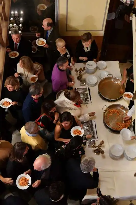 pubblico in fila per le penne all arrabiata