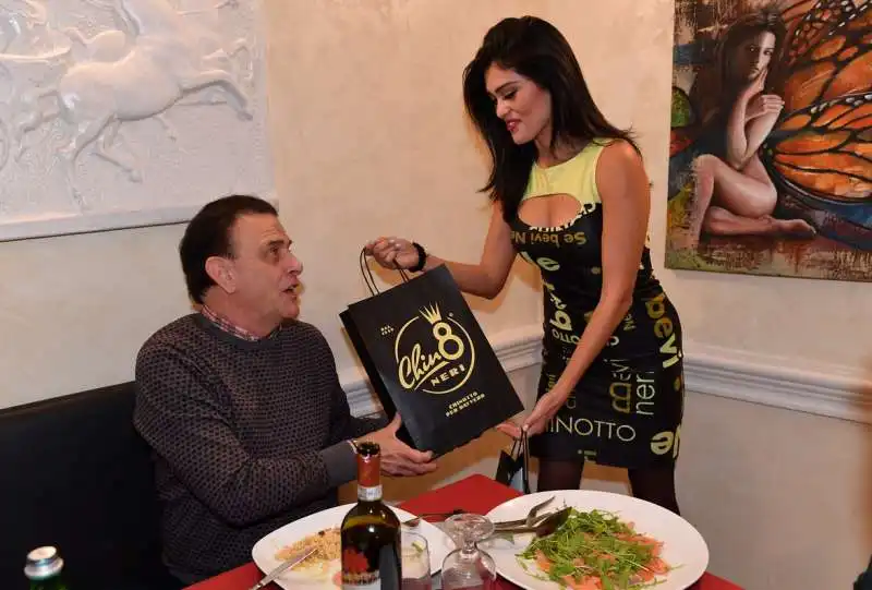 roberto rossi omaggiato dalla ragazza del chinotto