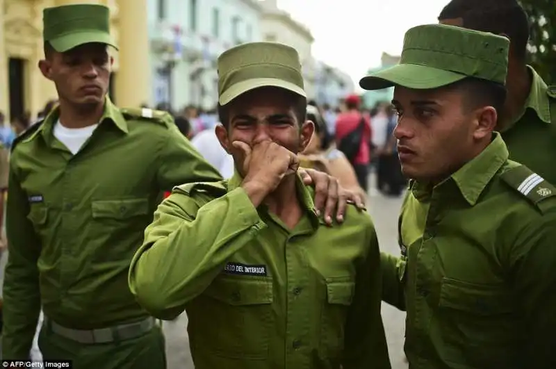 soldati cubani piangono fidel