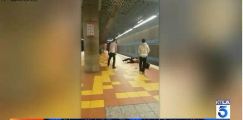 uomo attaccato sotto la metro