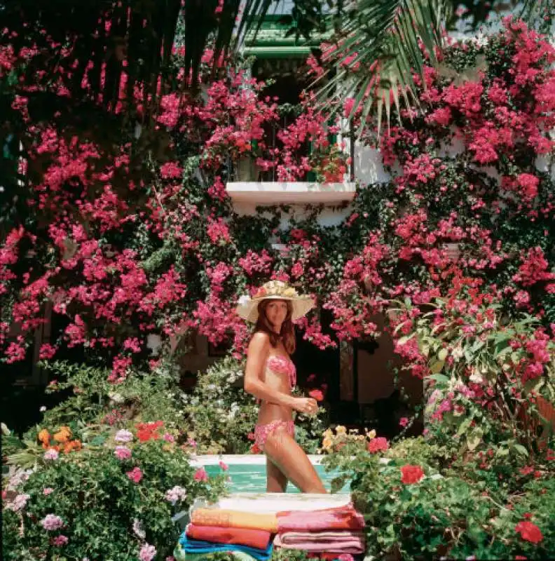 “women” di slim aarons 096