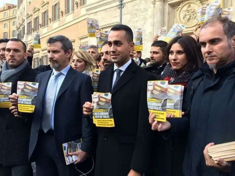 a luigi di maio resta solo fare volantinaggio