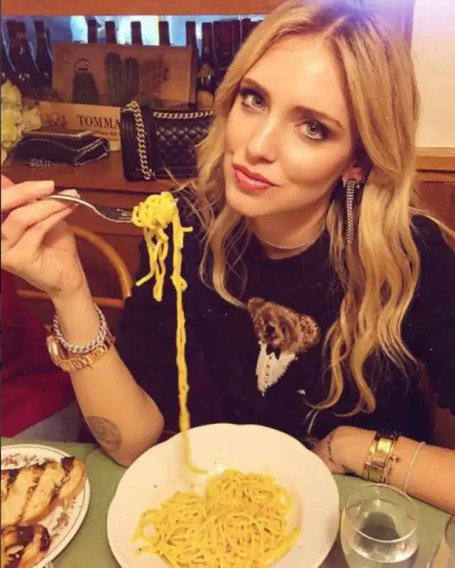 CHIARA FERRAGNI MAGNA LA CACIO E PEPE