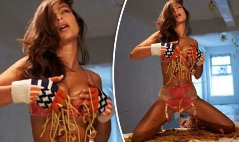 emily ratajkowski tra gli spaghetti   