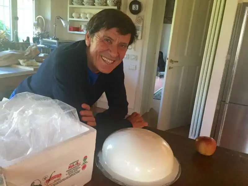 GIANNI MORANDI CON LA ZIZZONA DI BATTIPAGLIA