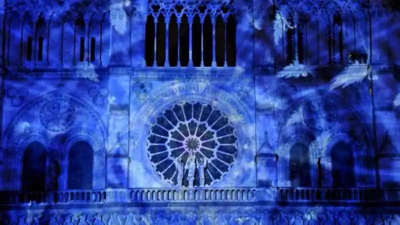 GIOCHI DI LUCE SULLA CATTEDRALE DI NOTRE DAME