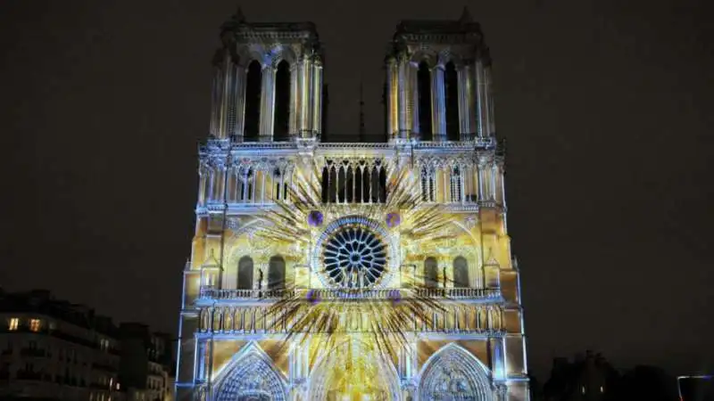 GIOCHI DI LUCE SULLA CATTEDRALE DI NOTRE DAME