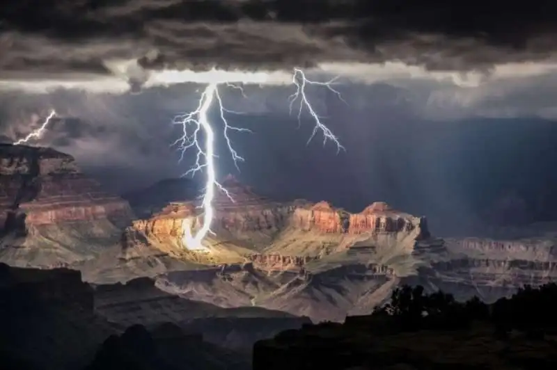 grand canyon colpito dal fulmine