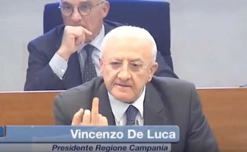 IL DITO MEDIO DI VINCENZO DE LUCA AI GRILLINI