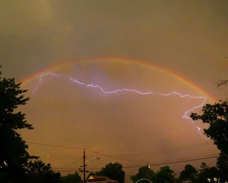 il fulmine rimbalza dentro un arcobaleno