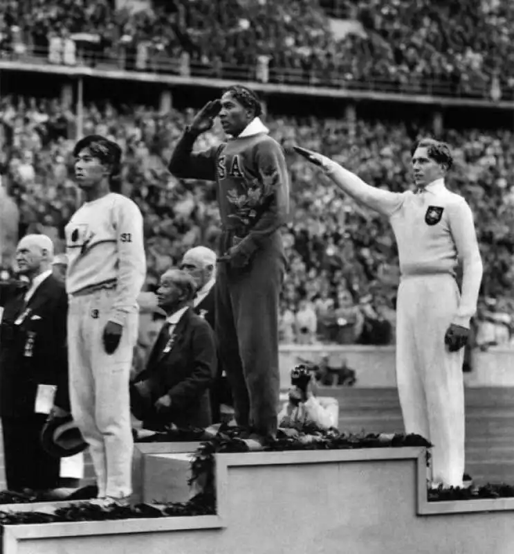 jesse owens vince la medaglia doro a berlino   1936