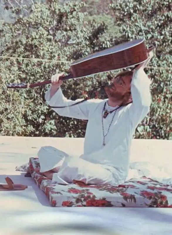 john lennon in india con la sua chitarra   1968