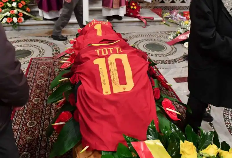 la maglia di totti sul feretro