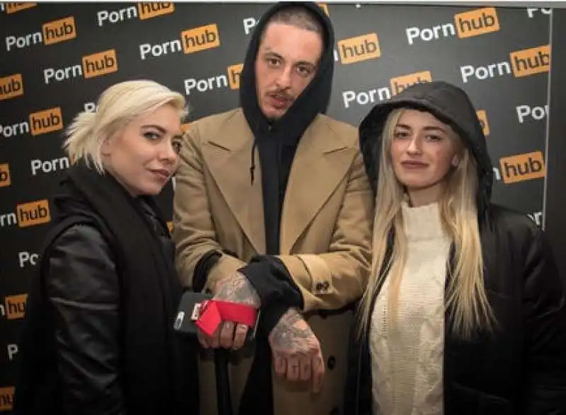 store di pornhub a milano  1