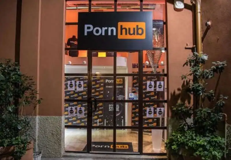 store di pornhub a milano  10