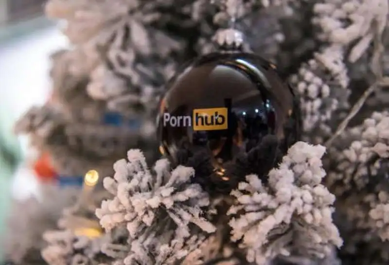 store di pornhub a milano  12