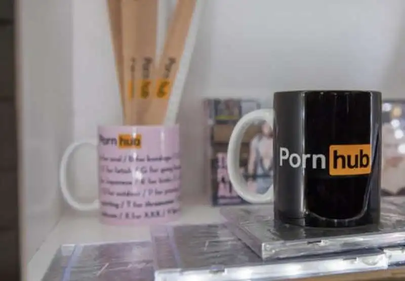 store di pornhub a milano  17