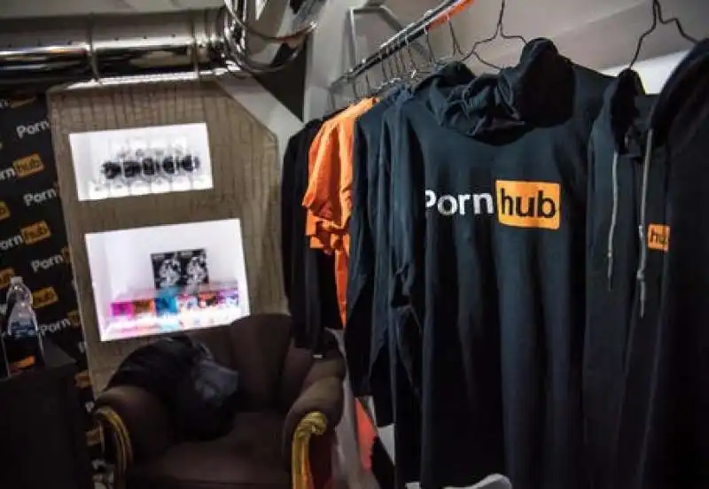 store di pornhub a milano  4