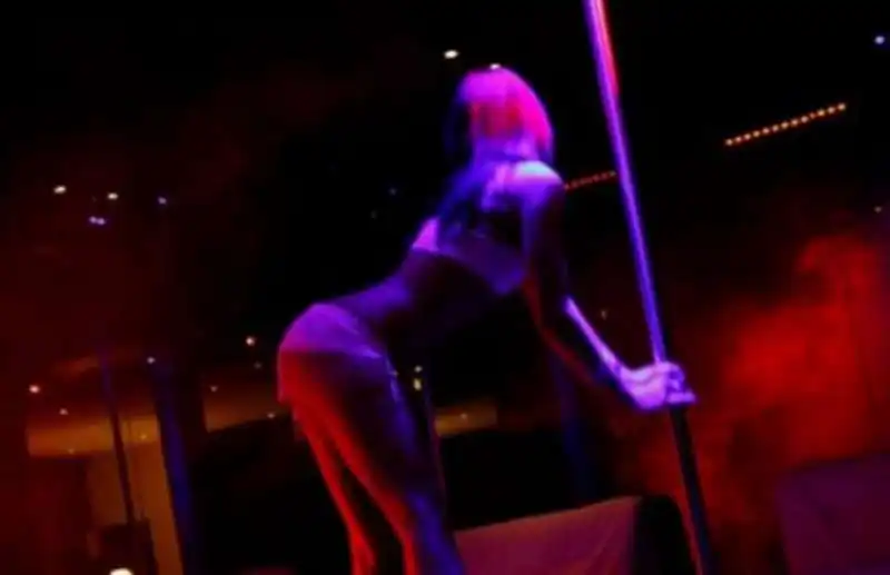 STRIP TEASE IN UN NIGHT