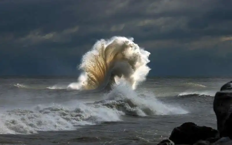 un onda sopra il lago