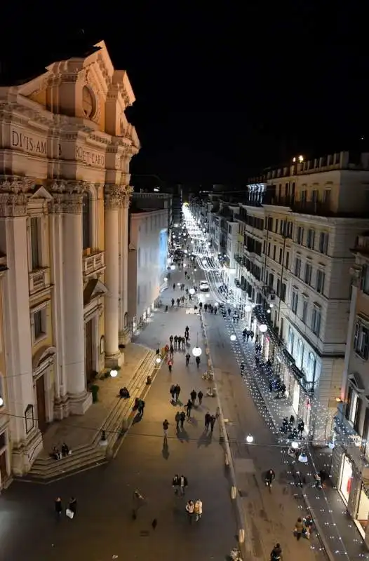 via del corso vista dalla terrazza della lanterna di fuksas