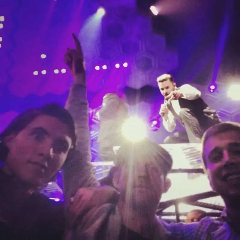 a volte vedi justin timberlake a un concerto, altre lui fa photobombing