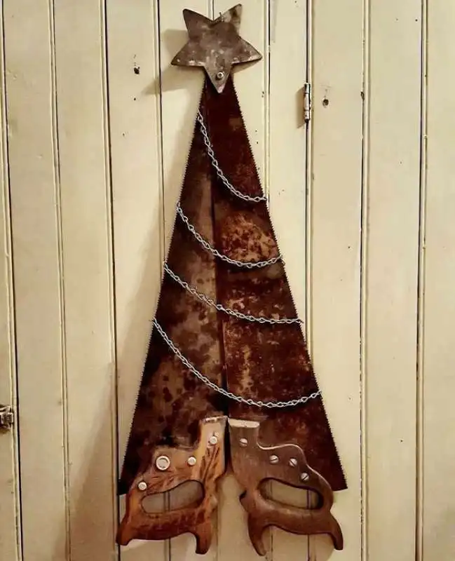 albero di natale con due seghe