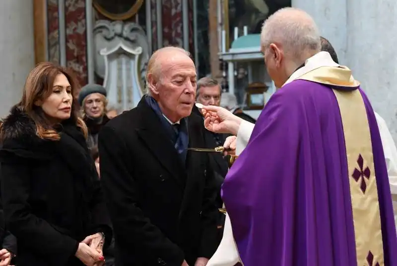 alberto michelini riceve la comunione