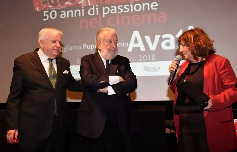 antonio e pupi avati ricevono il nastra d argento da laura delli colli