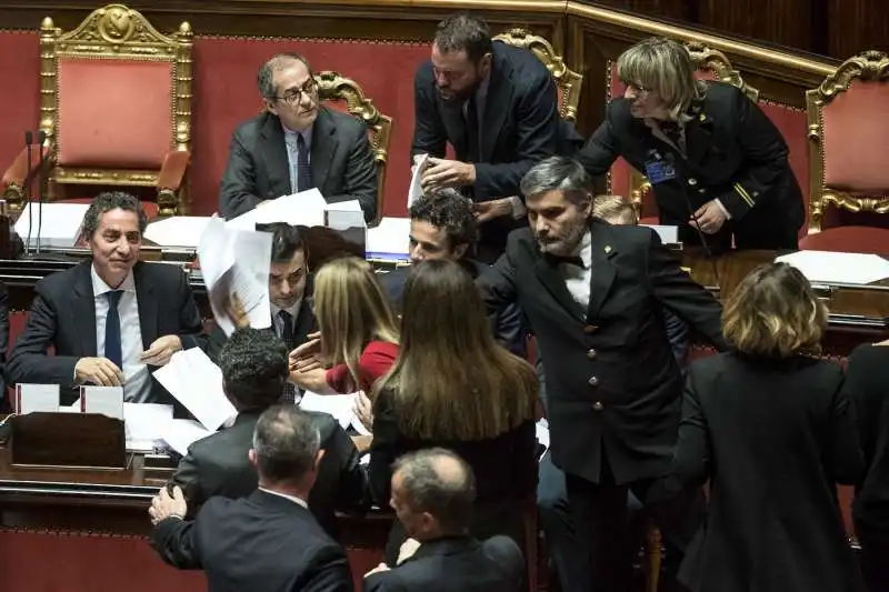 bagarre al senato nei banchi del governo