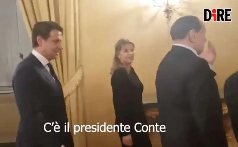 BERLUSCONI FINGE DI NON VEDERE CONTE E NON LO SALUTA