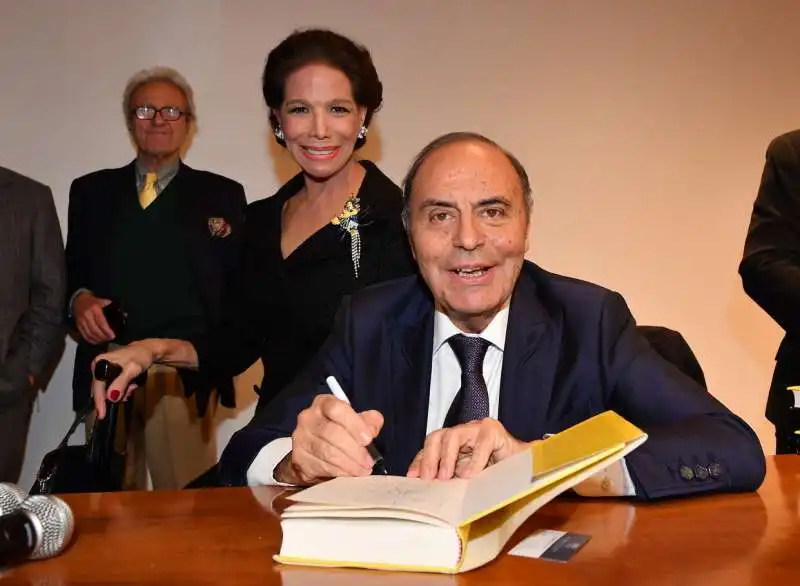 bruno vespa autografa il suo libro a marisela federici