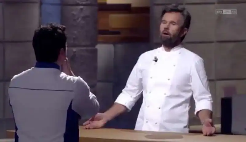 CARLO CRACCO RIMPROVERA UN CONCORRENTE A HELLS KITCHEN