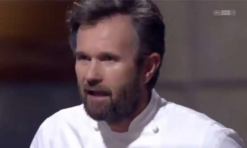 CARLO CRACCO RIMPROVERA UN CONCORRENTE A HELLS KITCHEN